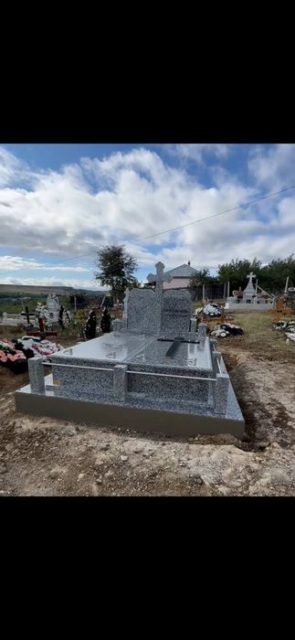 Monumente  funerare