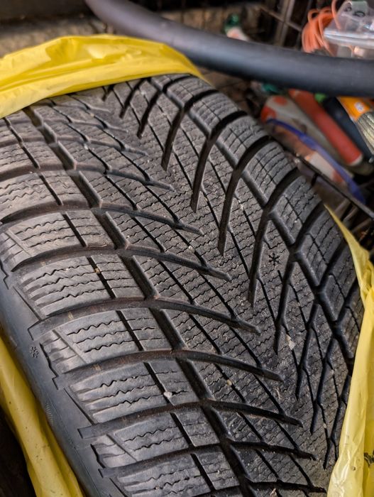 Продавам зимни гуми good year ultra grip 3 225/45/17