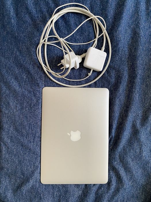MacBook Air 2012 с оригинално зарядно