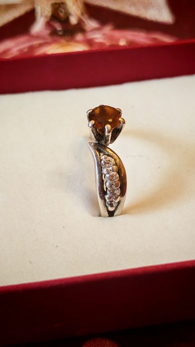 Продавам сребърни пръстени с естествен камък