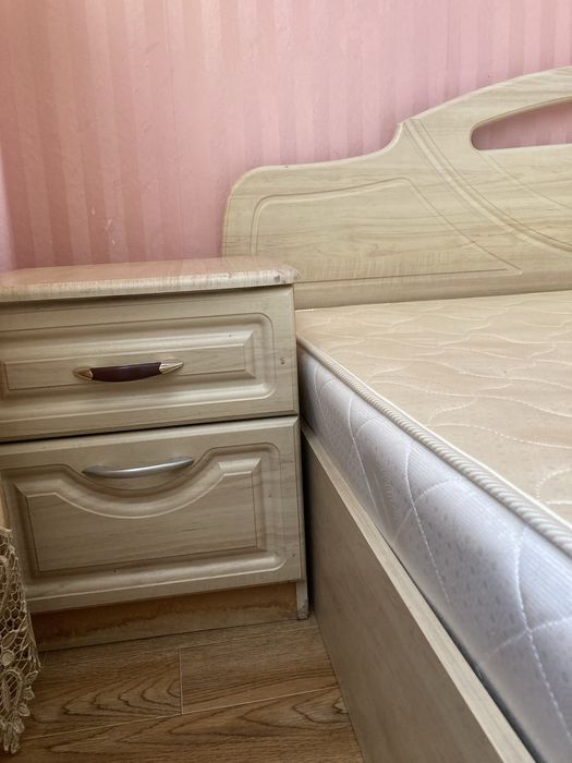 Продам кровать с матрацем