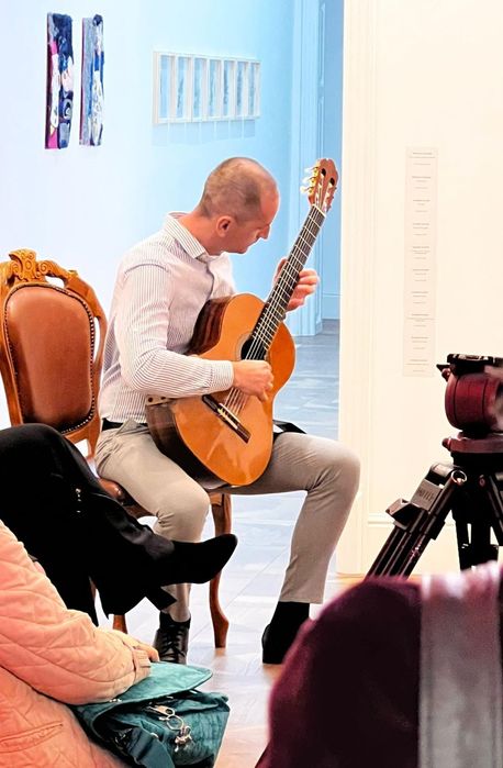 Ofer lecții de chitară clasică și pian