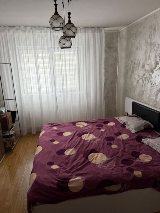 Inchiriez casa la curte