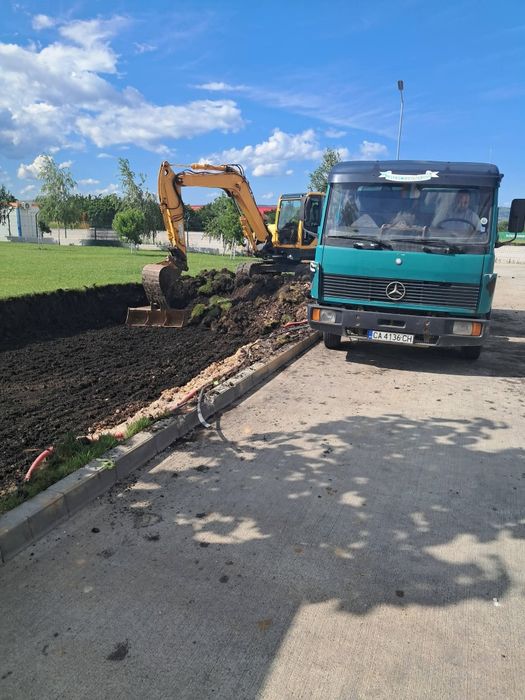 Услуги с багер, бобкат, самосвал и валяк. Изкопи, събаряне и извозване на стари сгради