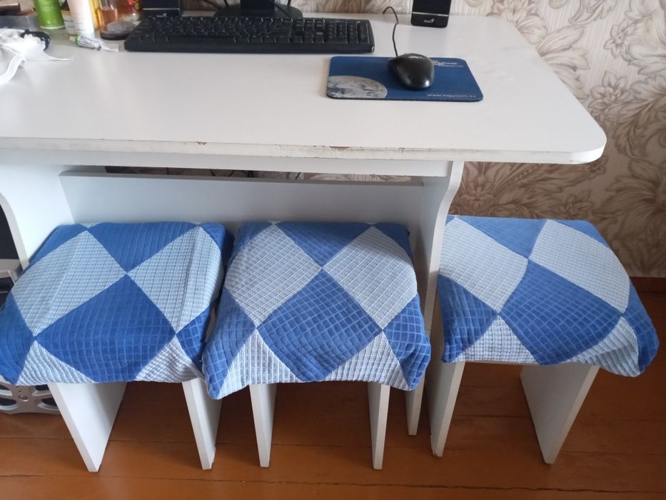 Кухонный гарнитур,  стол, угловой диван и стулья