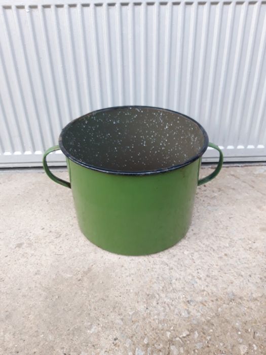 Продавам голяма емайлирана  тенджера от социализма с забележки.
Цена 3