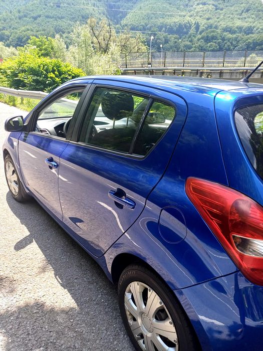 Hyundai i20  an 2009 128.000 km albastru. ITP si asigurare valabile pana anul viitor. Benzina 74CP 1396 cmc. Comenzi volan, faruri reglabile