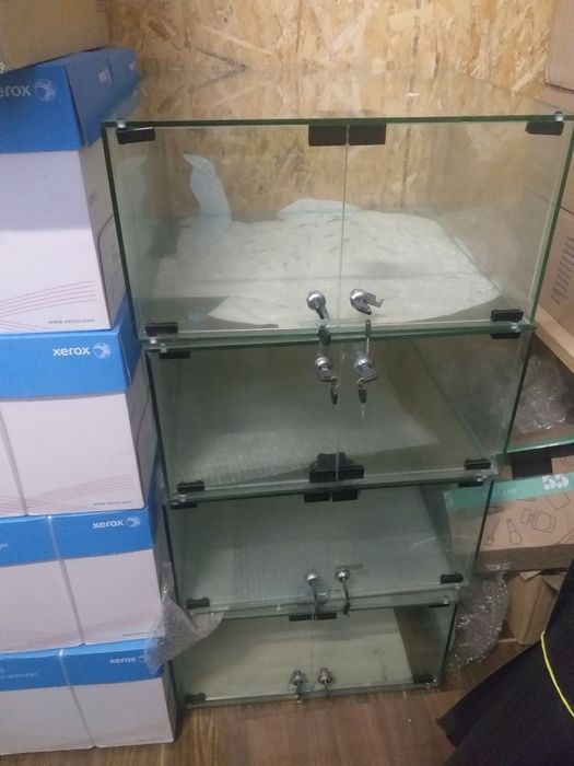 Vitrina sticla cu inchidere cheie