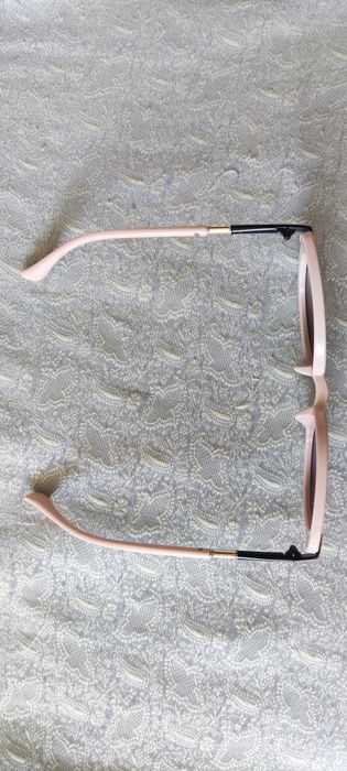 Слънчеви очила в нежно пастелно розово.