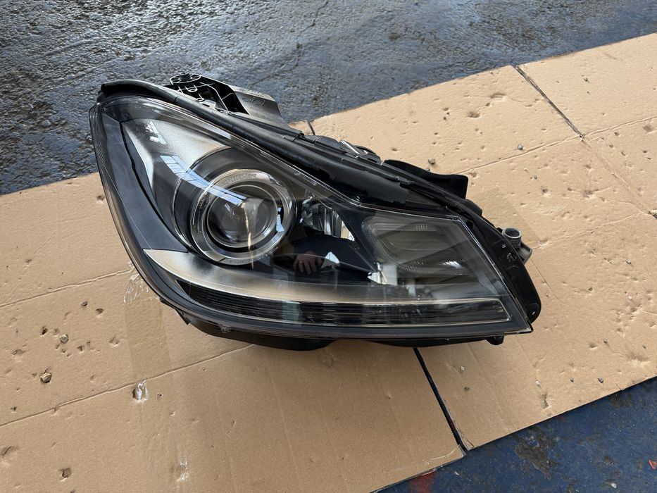 Far dreapta ILS xenon bixenon Mercedes w204 facelift