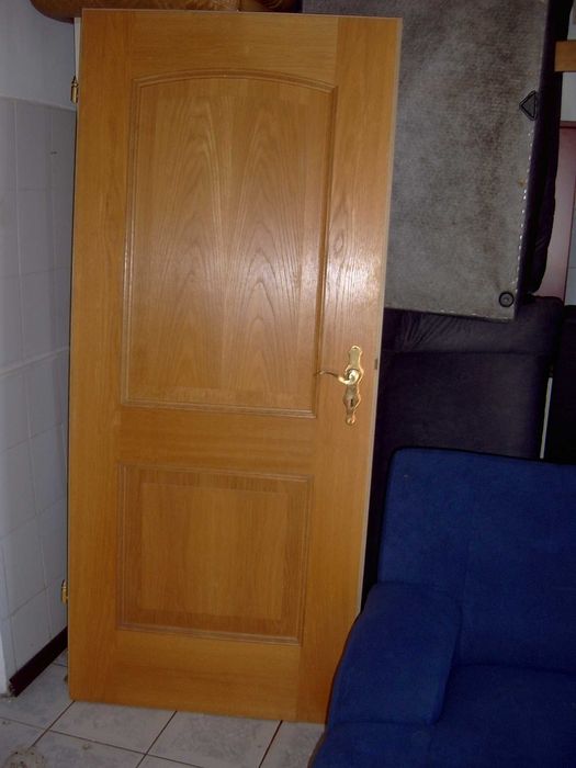 Vand usi din lemn si metal  canapele scaune de birou si plastic