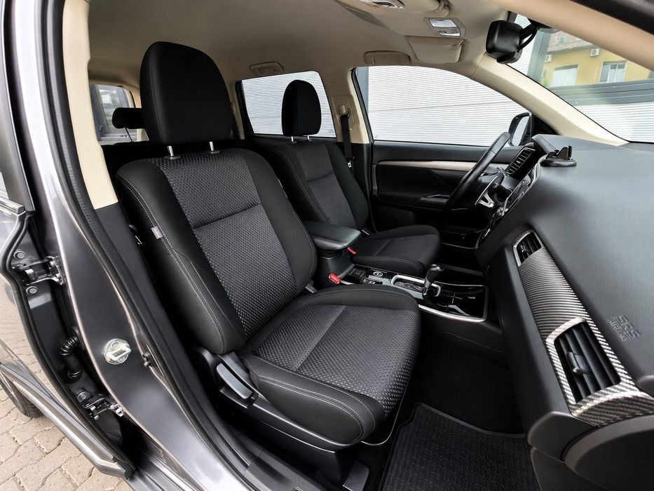 Mitsubishi Outlander 2018-New Model-4x4-Automat-Camera 360-Navi-CarPlay-Bi LED