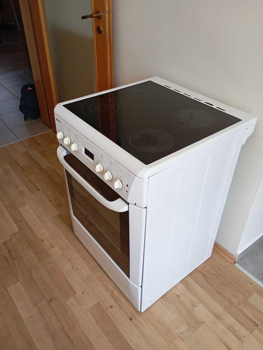 Готварска печка BEKO със стъклокерамични котлони – работеща