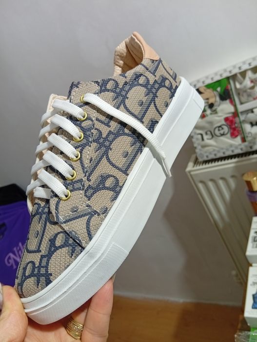 Set geantă și adidași!