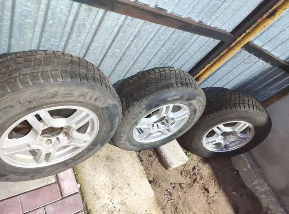 Литые диски с шинами на УАЗ