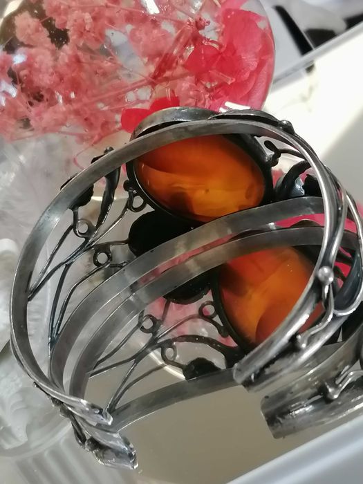 Масивна сребърна гривна с кехлибар