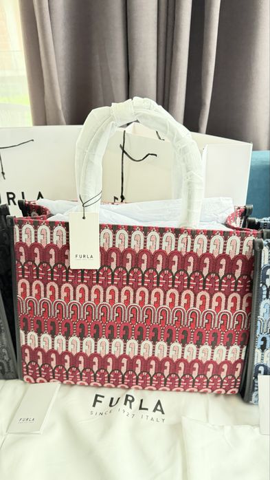 FURLA Opportunity в 5 цвята.Нови,100% оригинал, със сериен номер етикети противопрахова торбичка , подаръчен плик FURLA.Всичко ит до