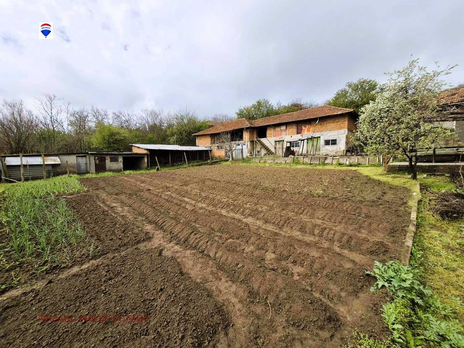 Селска къща с голям двор в с. Караманово