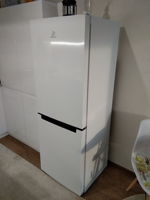 хХолодильник Indesit DF 4160 W