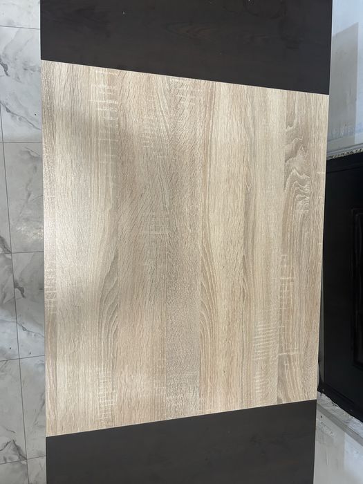 Модерна холна маса с комбиниран дизайн – тъмно дърво и дъбов плот