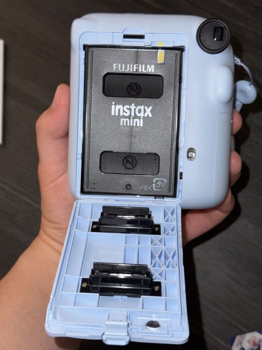 Продам Instax Mini 12 (голубой)