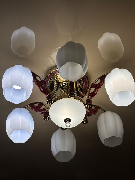 Продам люстру в отличном состояний