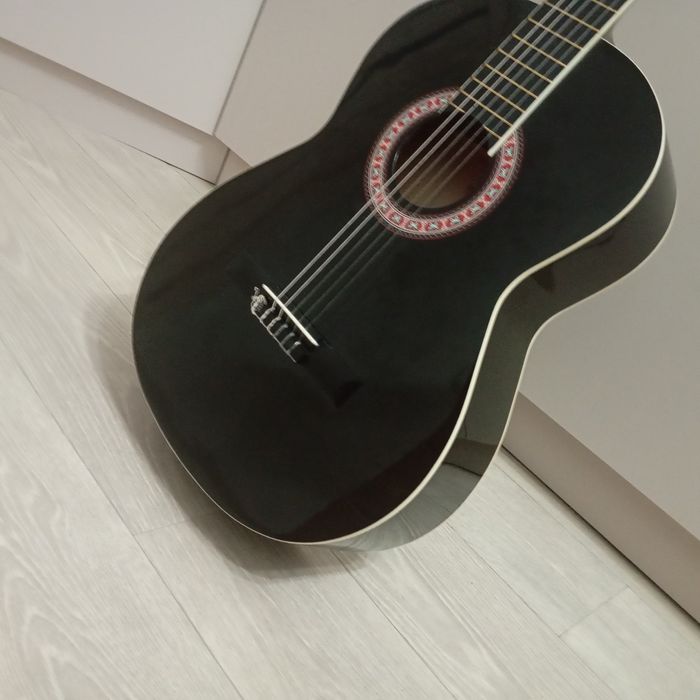 СРОЧНО ПРОДАМ Классическая гитара