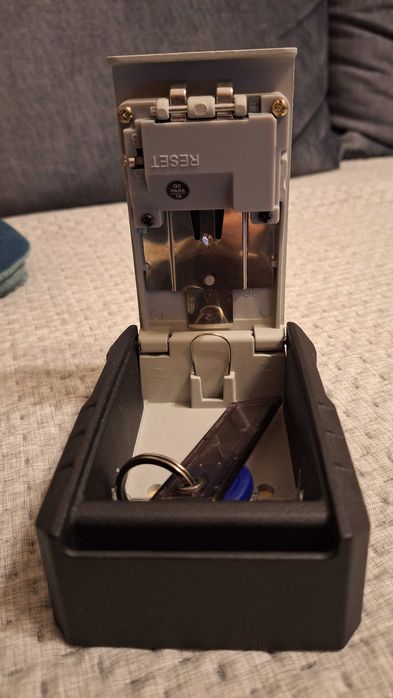 Cutie (caseta) metalica cu cifru, pentru chei, spatioasa