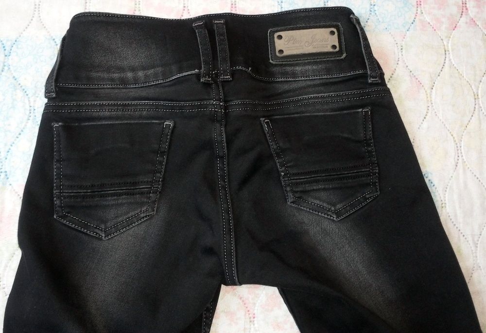 Нови, черни ластични дънки с размери 27/32 и дължина 174см.