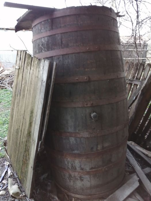 Butoi si butie de vânzare. A fost cărator, are cep la mijloc. Si o damigeana mare de vanzare, cred ca are 50 de litrii.