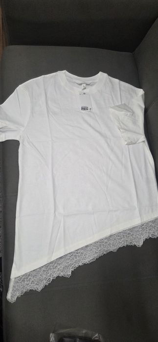 Tricou H&m model asimetric cu dantela in partea de jos,marimea S,nou,cu eticheta