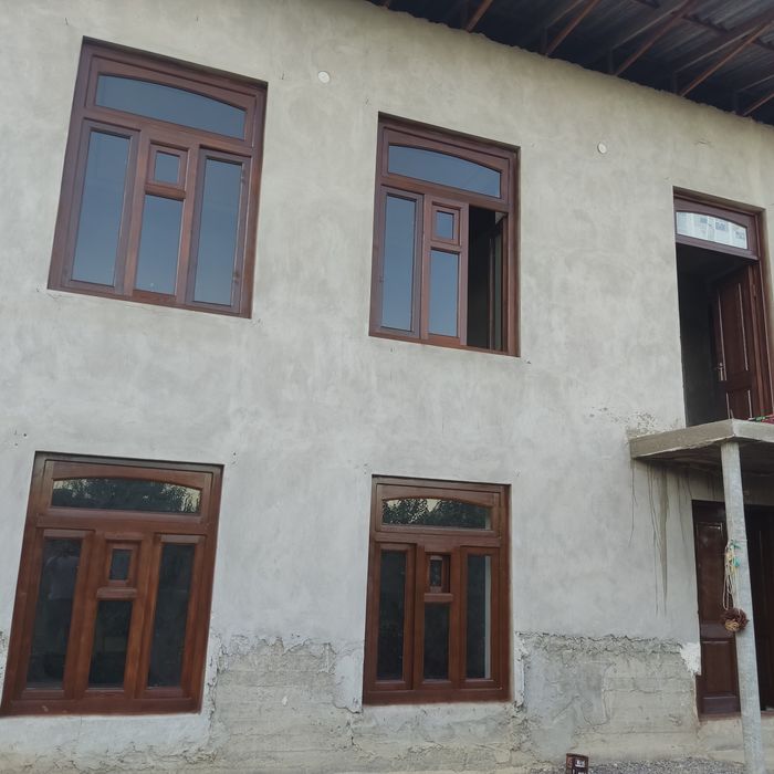 Tayyor yashab turilagan uy  Yangi yaxshi sharoitida 6. sotux