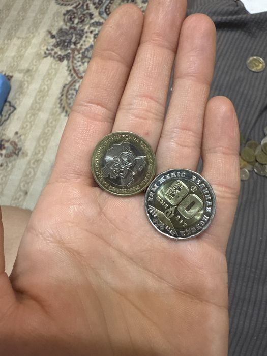 Монеты 100 и 200 тенге