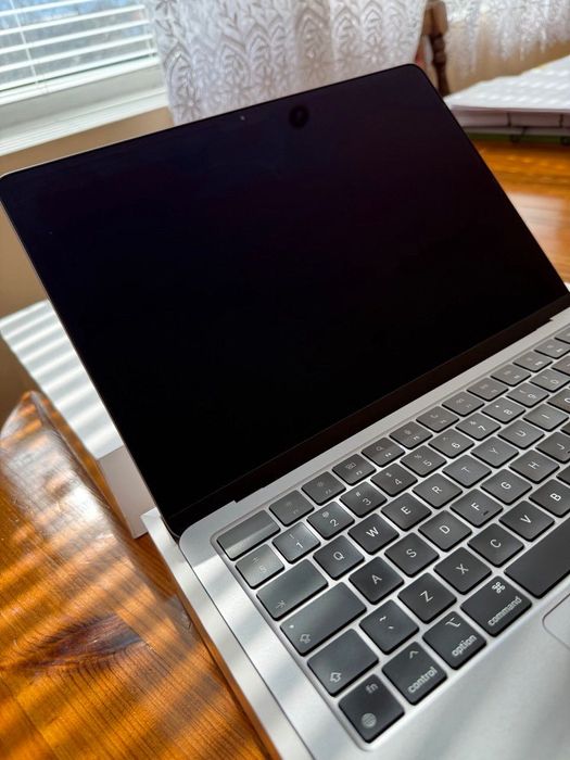 Перфектен MacBook Air 13 M2 / 8GB RAM / 256GB SSD / Space Gray