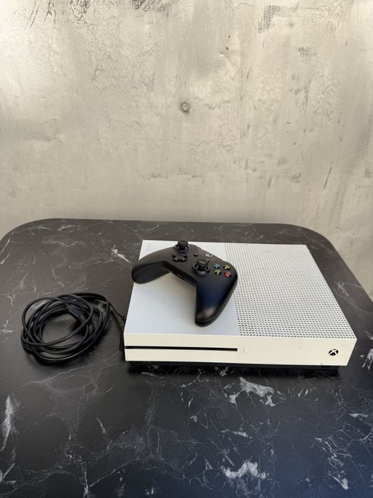 Xbox One S 1TB с джойстик