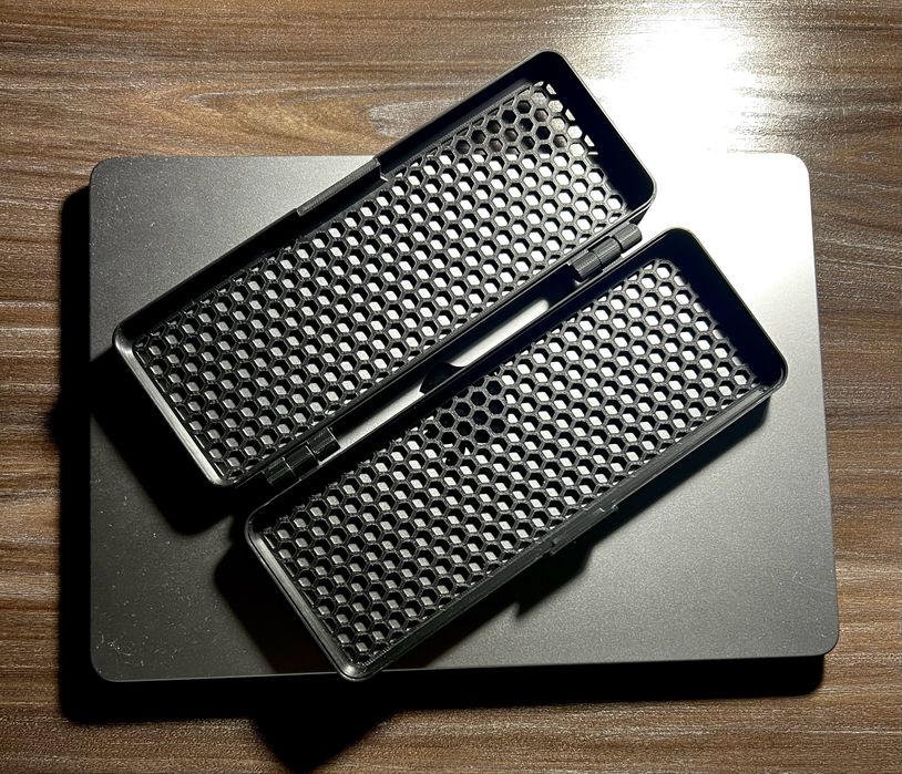 Пенал с поверхностью покрытия соты