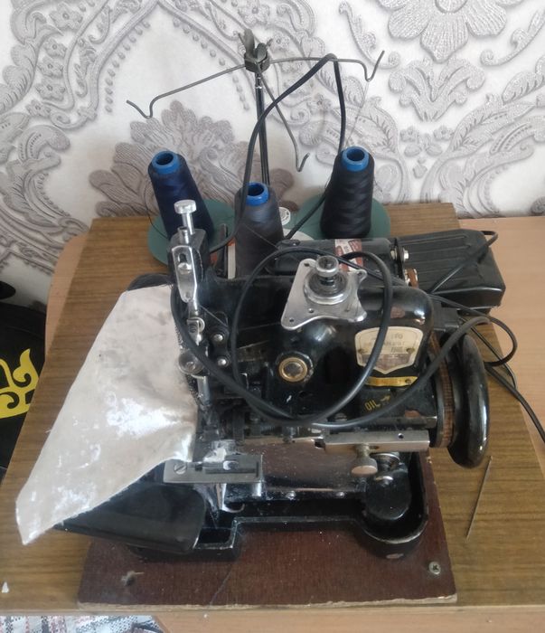 Оверлок -швейных машин, которые занимаются обработкой и обрезкой краев