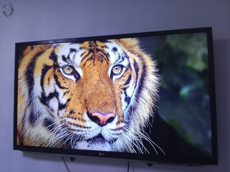 LG-82см.3D Smart WI-FI T2