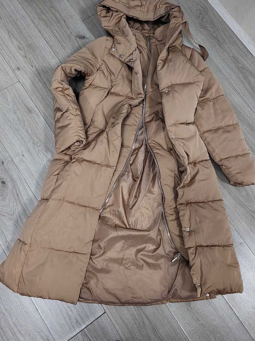 Geaca groasa și lunga maro