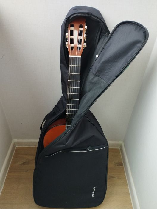 Продам гитару Yamaha c40