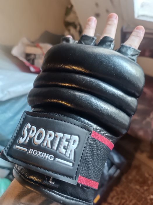 Тренировъчни ръкавици и лапа.