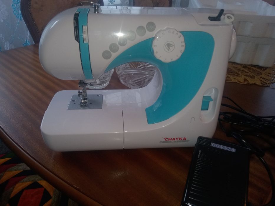 Продам швейную машинку .