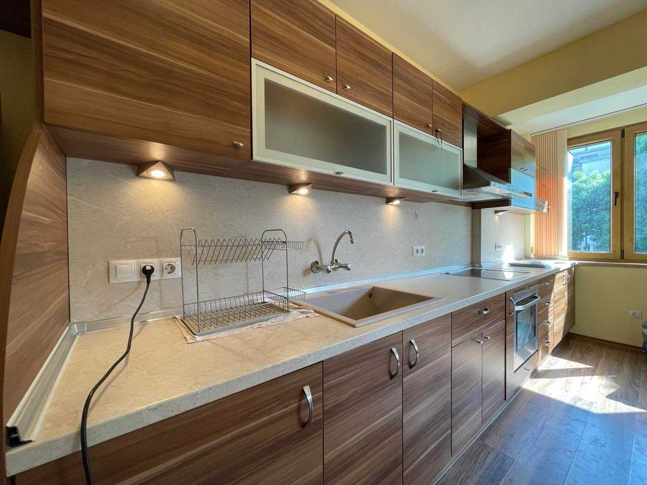 Дава се под наем Тристаен апартамент в Варна, Център - 90 кв.м за 765 € - Снимка #2