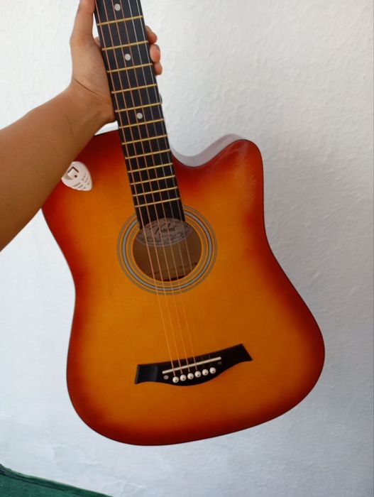 Yangi gitara sotiladi