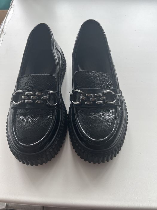 Продам школьные туфли