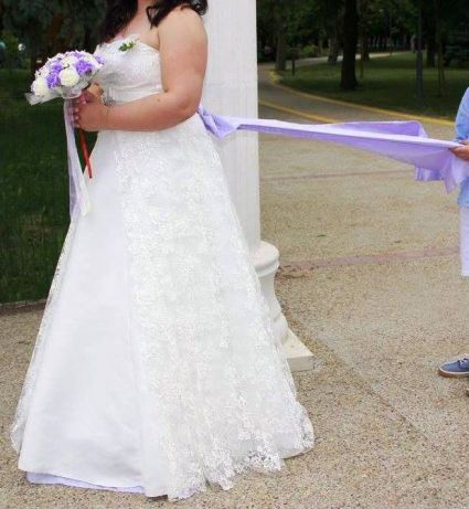 дантеленаа булчинска рокля с лилава панделка