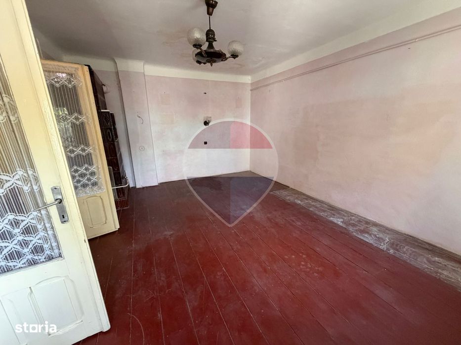 Teren/Casa cu 5 camere în zona Centrala, 653 mp curte