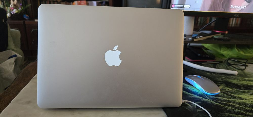 MacBook Air A1466 EMC 2632 – Отлично състояние с Windows 10