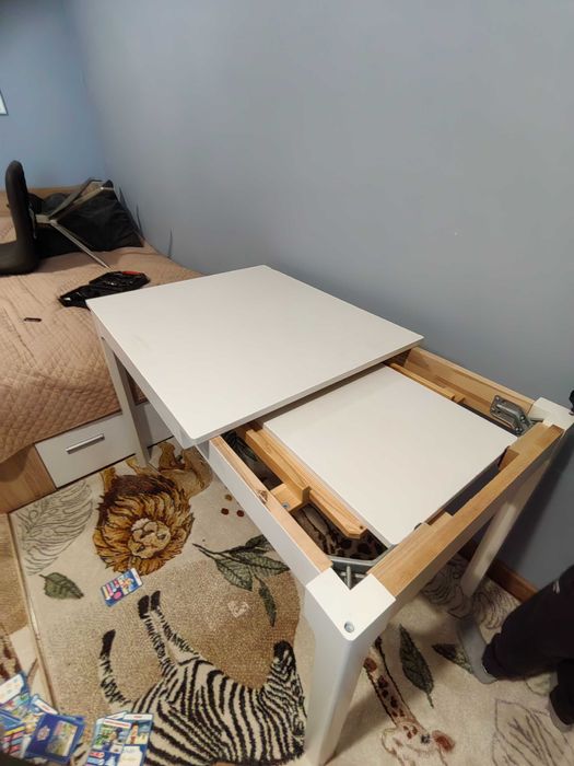 Дървена, бяла маса