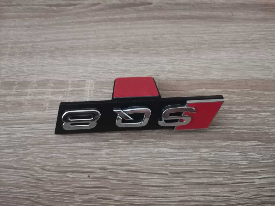 сребриста емблема Audi SQ8 за решетка със стикер